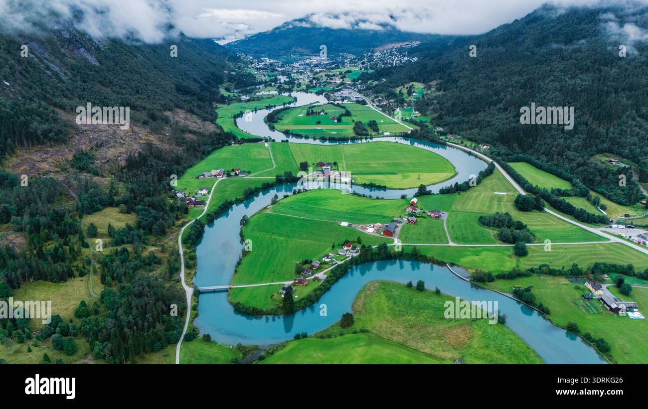 Atemberaubende Aussicht auf das Stryn-Tal mit malerischen Flüssen und üppigen grünen Feldern in Norwegen Stockfoto