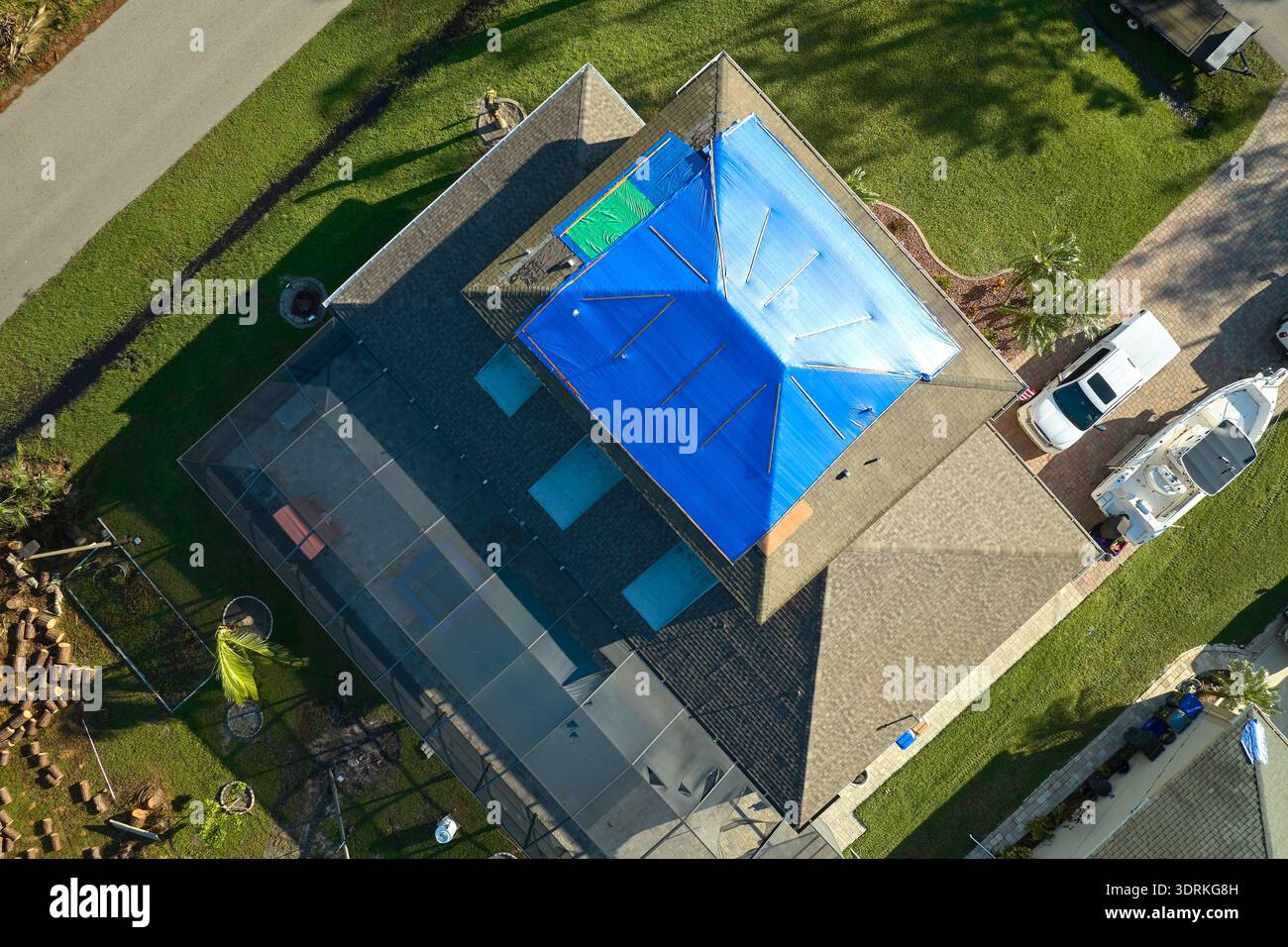 Hurrikan Ian beschädigte das Dach des Hauses, das mit einer Schutzplane aus Kunststoff gegen das Auslaufen von Regenwasser bedeckt war, bis die Asphaltschindeln ausgetauscht wurden. Nachwirkungen Stockfoto