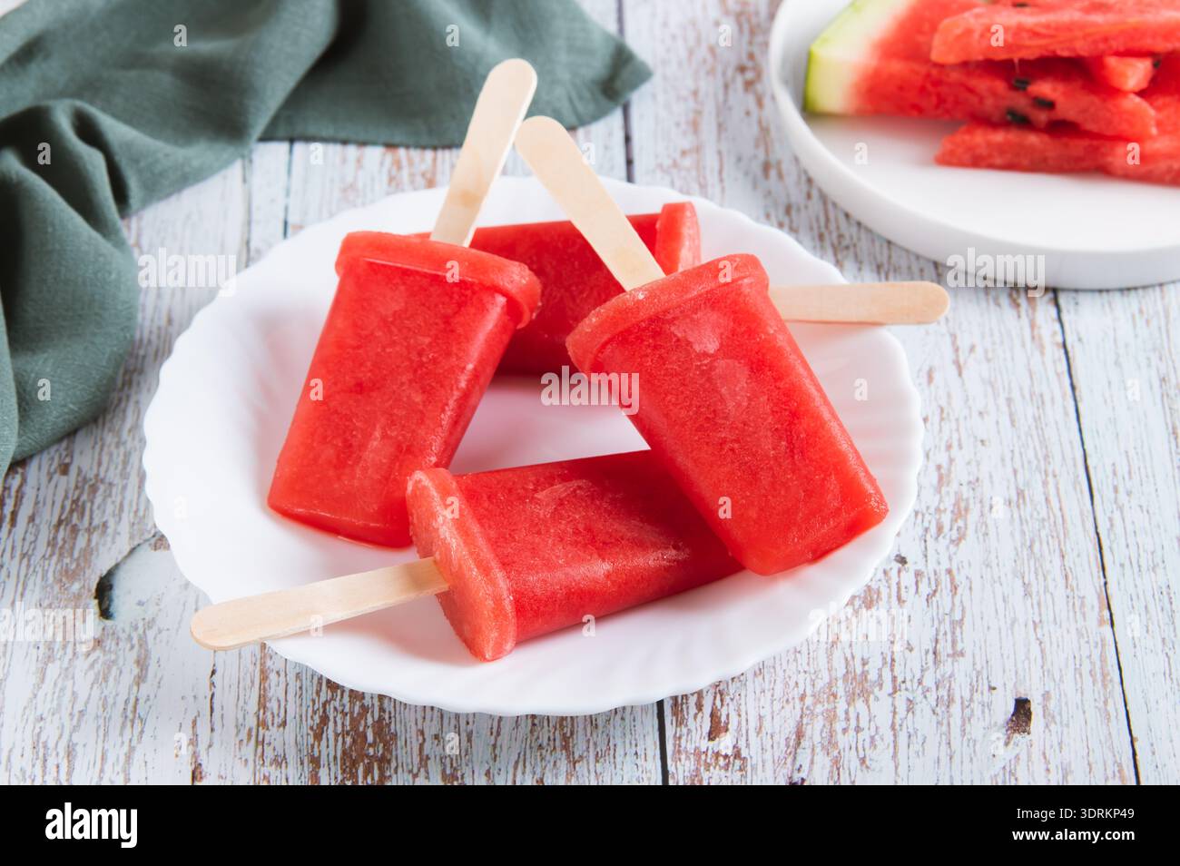 Rote Wassermelonen-Eis auf einem Teller auf dem Tisch Stockfoto