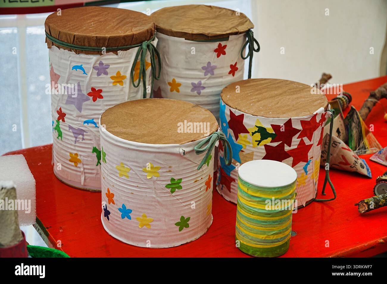 Musikinstrumente aus Müll Stockfoto