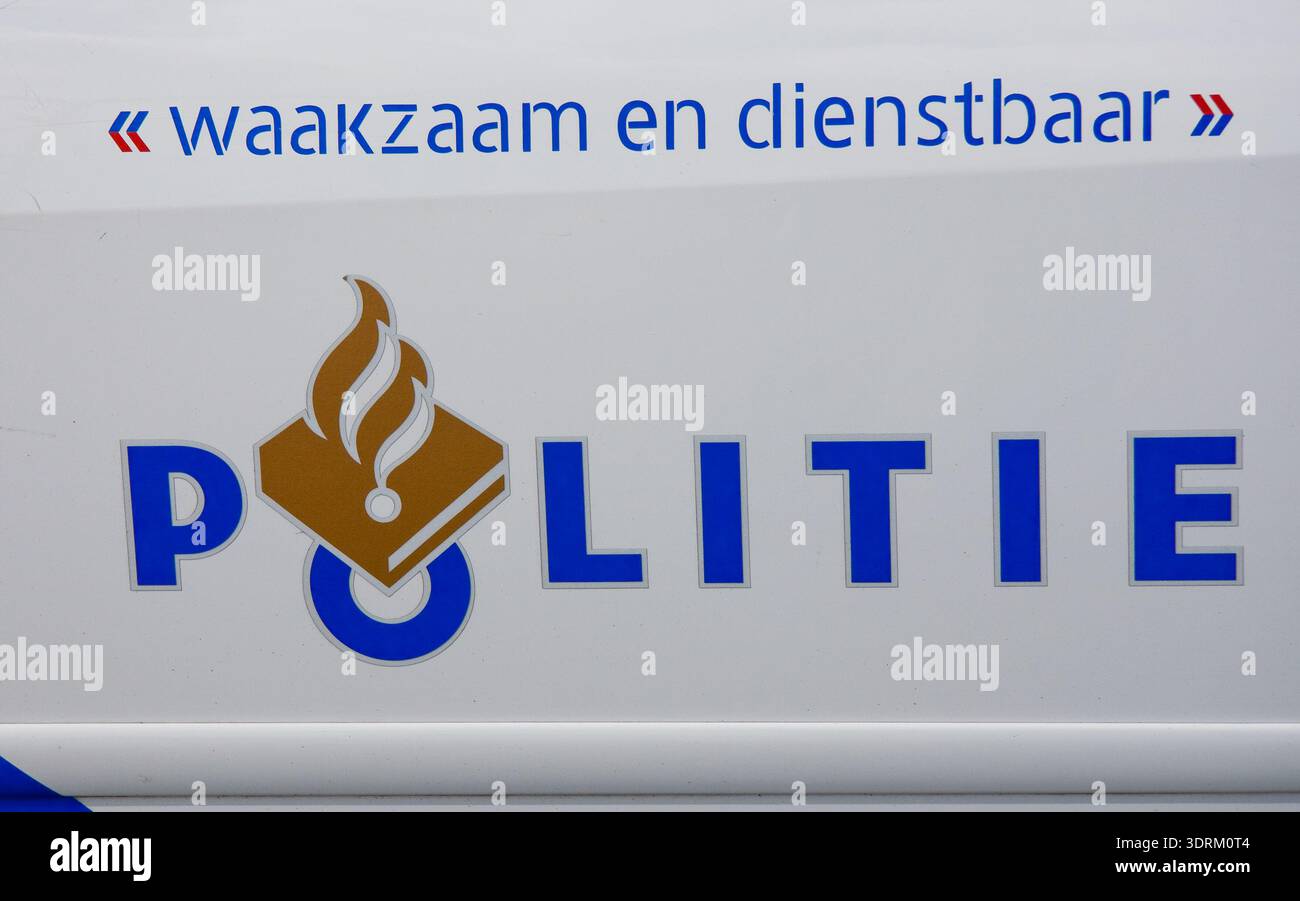 Text in niederländisch an der Tür eines Polizeiwagens Stockfoto