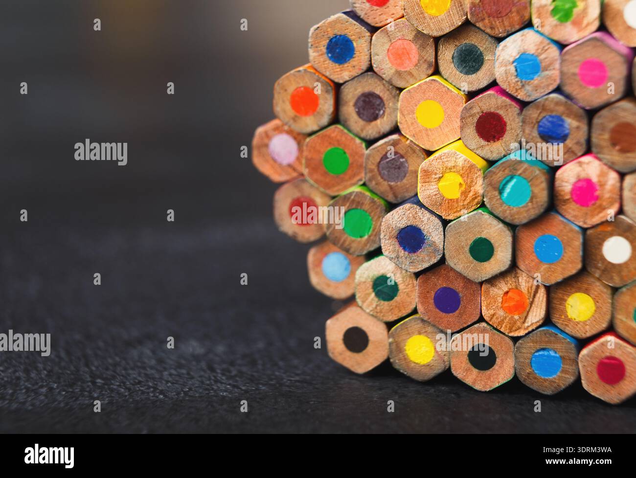 Bunte Sammlung von Sechskantstiften, die in einem Set zum Zeichnen oder Ausmalen angeordnet sind Stockfoto