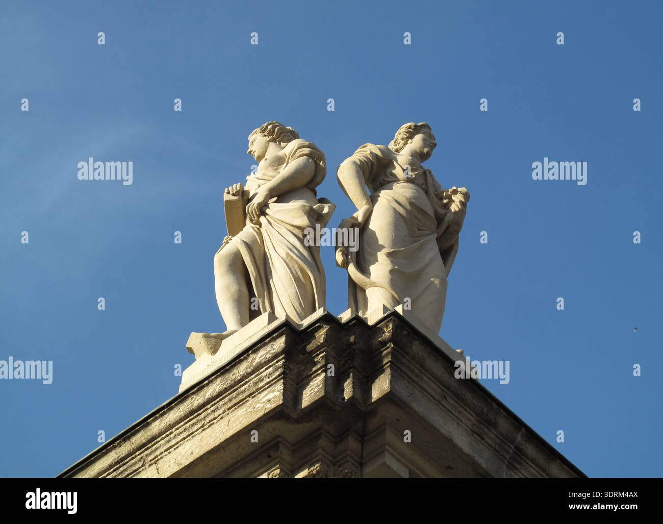 Zwei weibliche Figuren auf dem Dach des Dresdner Zwinger-Gebäudes Stockfoto