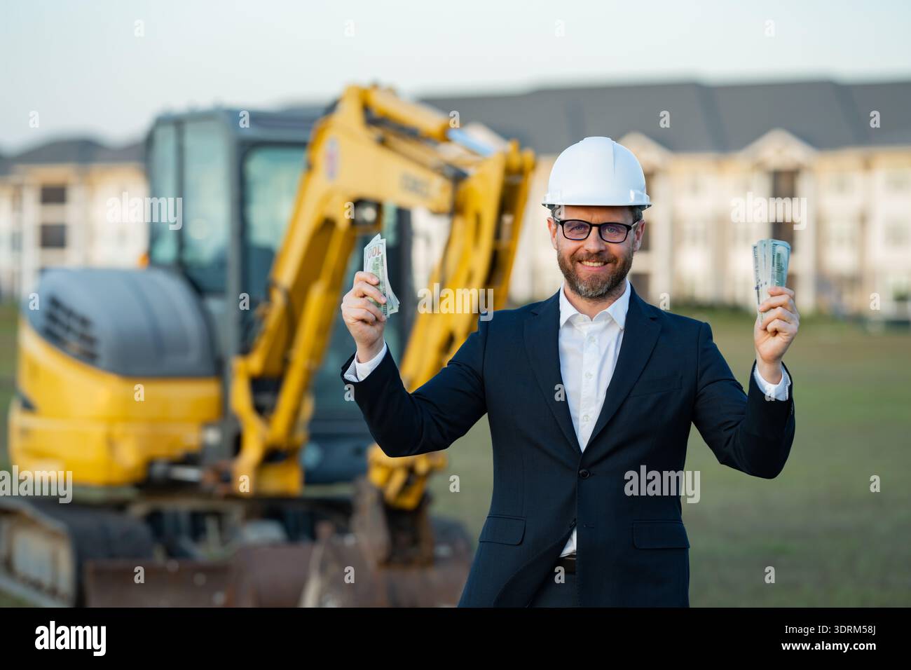 Buider-Mann in Anzug und Schutzhelm. Bauinvestor. Geschäftsmann-Investor vor der Baustelle. Erfolgreicher Investor. Ein hübscher Mann im Anzug Stockfoto