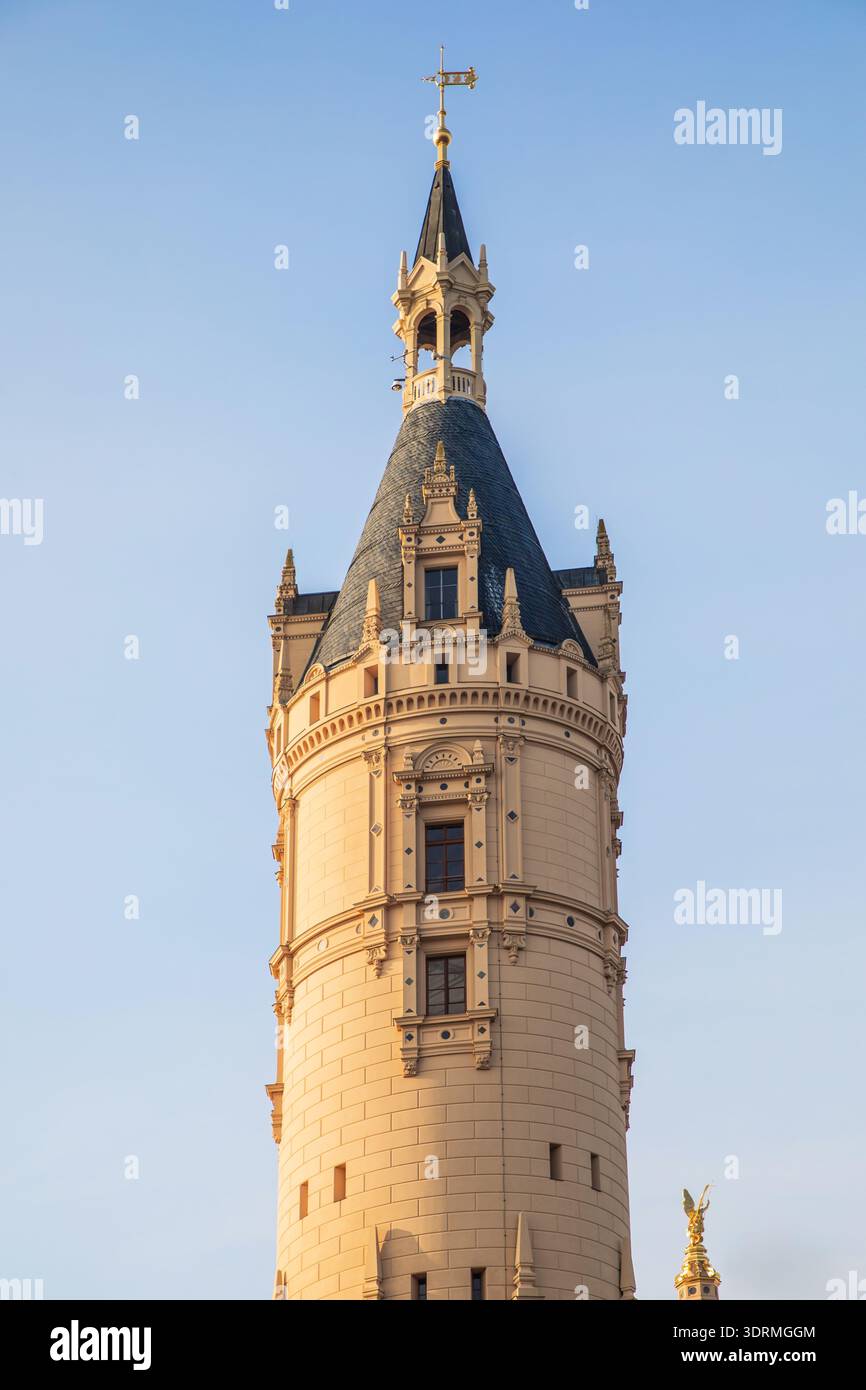 Historischer Burgturm mit kunstvollen Architekturdetails Stockfoto