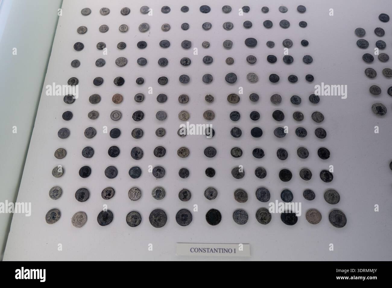 Boena, Spanien - 21. Oktober 23: Gravierter Edelstein mit Portrait-Tiefdruck mit der Aufschrift 'GEMA con retrato' im Museo Historico de Baena, Baena, Cordoba, Andalusien, Stockfoto