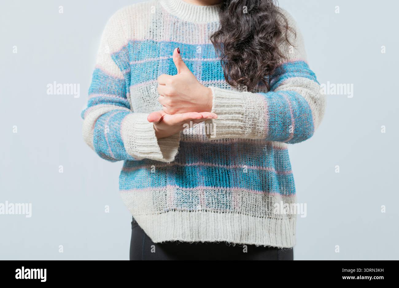 Nahaufnahme von Handgesten Hilfe in nonverbaler Sprache. Hände zeigen HILFE mit Händen in Gebärdensprache Stockfoto