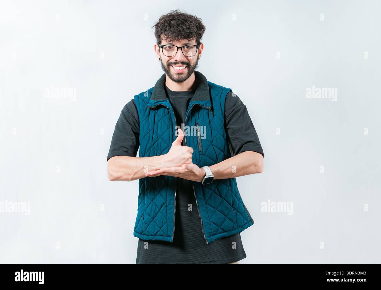 Personen-Gesten helfen mit Händen in nonverbaler Sprache. Lächelnder Mann, der Hilfe zeigt, mit Händen in Gebärdensprache Stockfoto