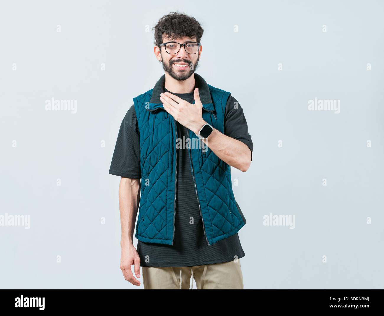 Junger Mann macht BITTE Geste in Gebärdensprache. Person, die eine Geste macht, BITTE in nonverbaler Sprache Stockfoto