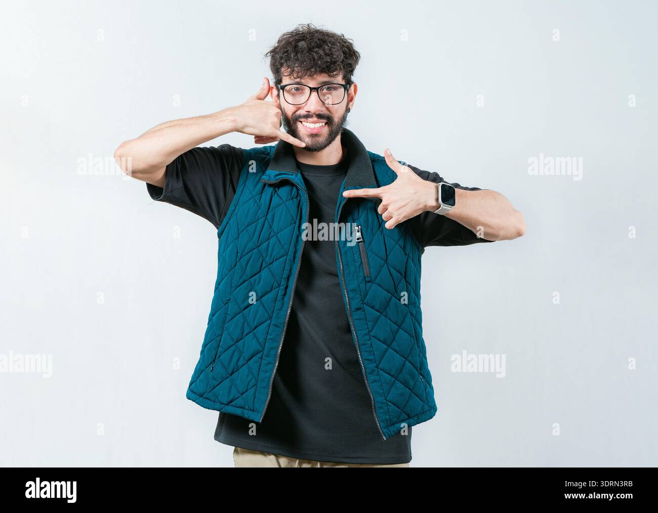 Gutaussehende Gesten RUFEN SIE MICH in Gebärdensprache isoliert an. Person, die Gesten in nonverbaler Sprache ANRUFT Stockfoto