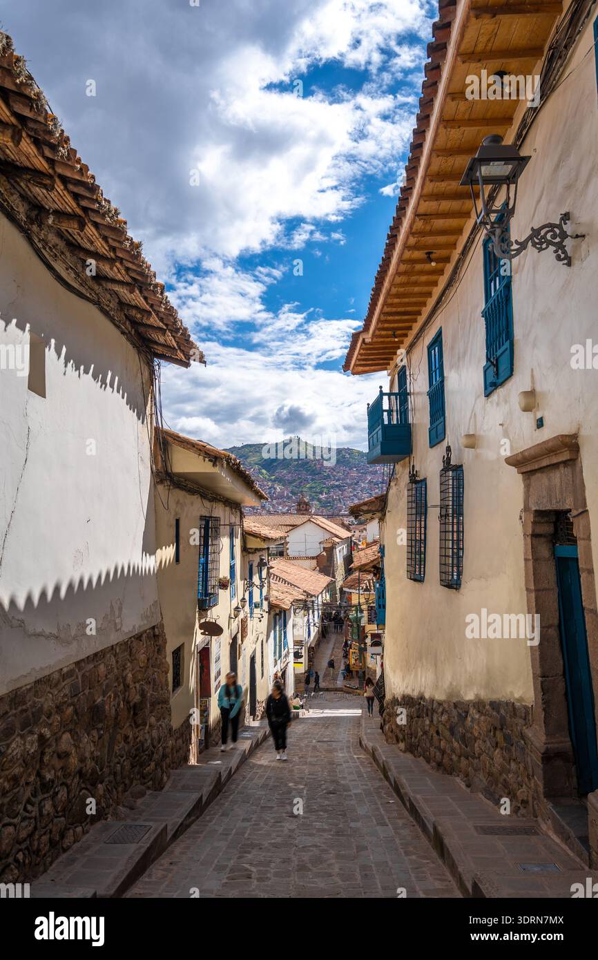 Charmante Straße in San Blas Viertel, Cusco, mit weiß getünchten Wänden Stockfoto
