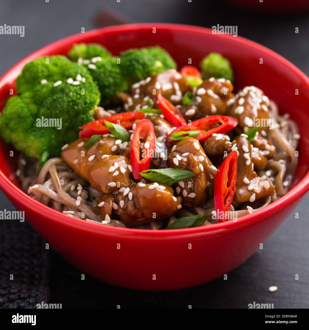 Soba-Nudel mit Teriyaki-Hühnchen und Brokkoli Stockfoto