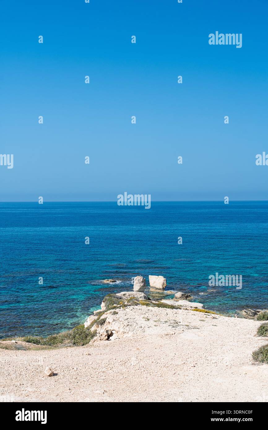 Idyllische Zyperns Meereslandschaft Türkisfarbenes Wasser Rocky Shoreline Unter Azurblauem Himmel. Schönheit Am Meer. Stockfoto