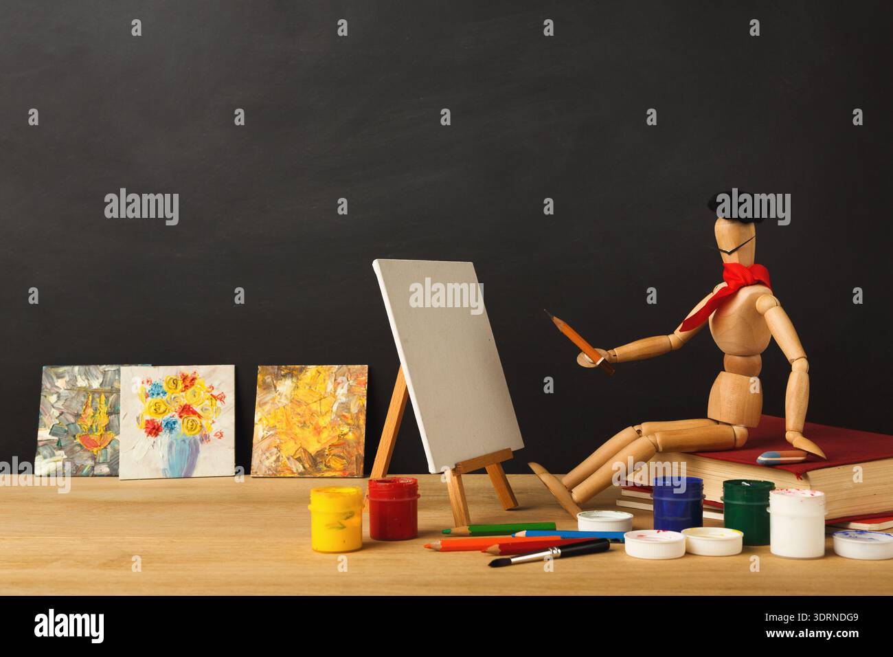 Kreative Kunstcollage mit einer Modellfigur auf einer Staffelei und verschiedenen Kunstwerken Stockfoto