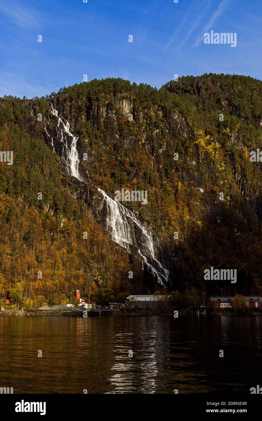 Norwegen - Modalen, Kvernhusfossen Wasserfall am Mostraumen Fjord Stockfoto