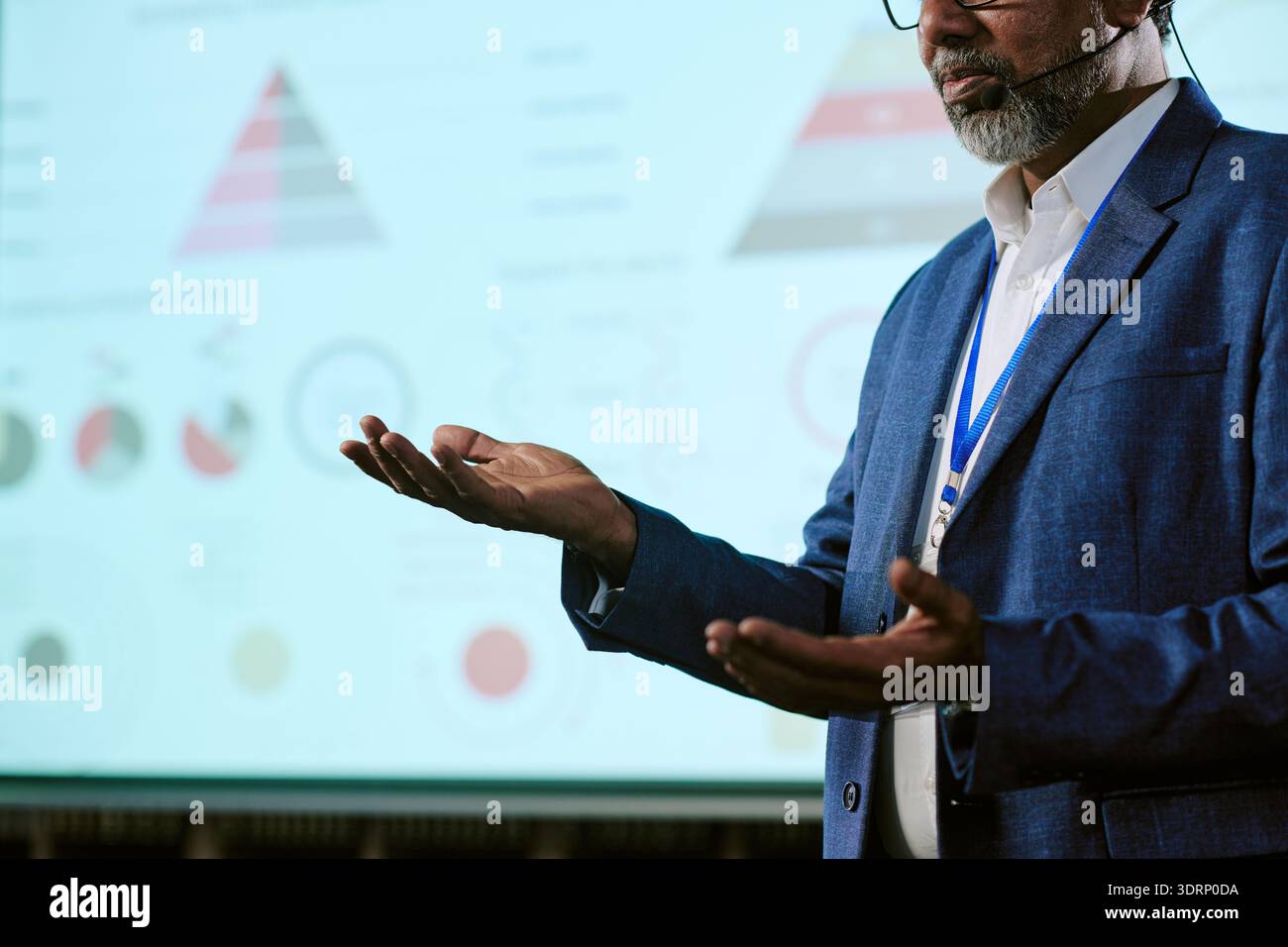 Männer mittleren Alters, die während des Seminars Daten präsentieren Stockfoto