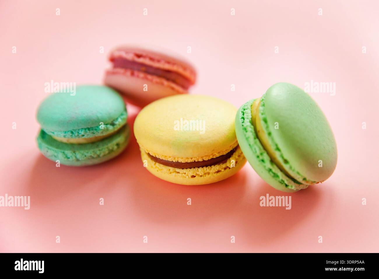 Buntes Macaron auf rosafarbenem Hintergrund Stockfoto