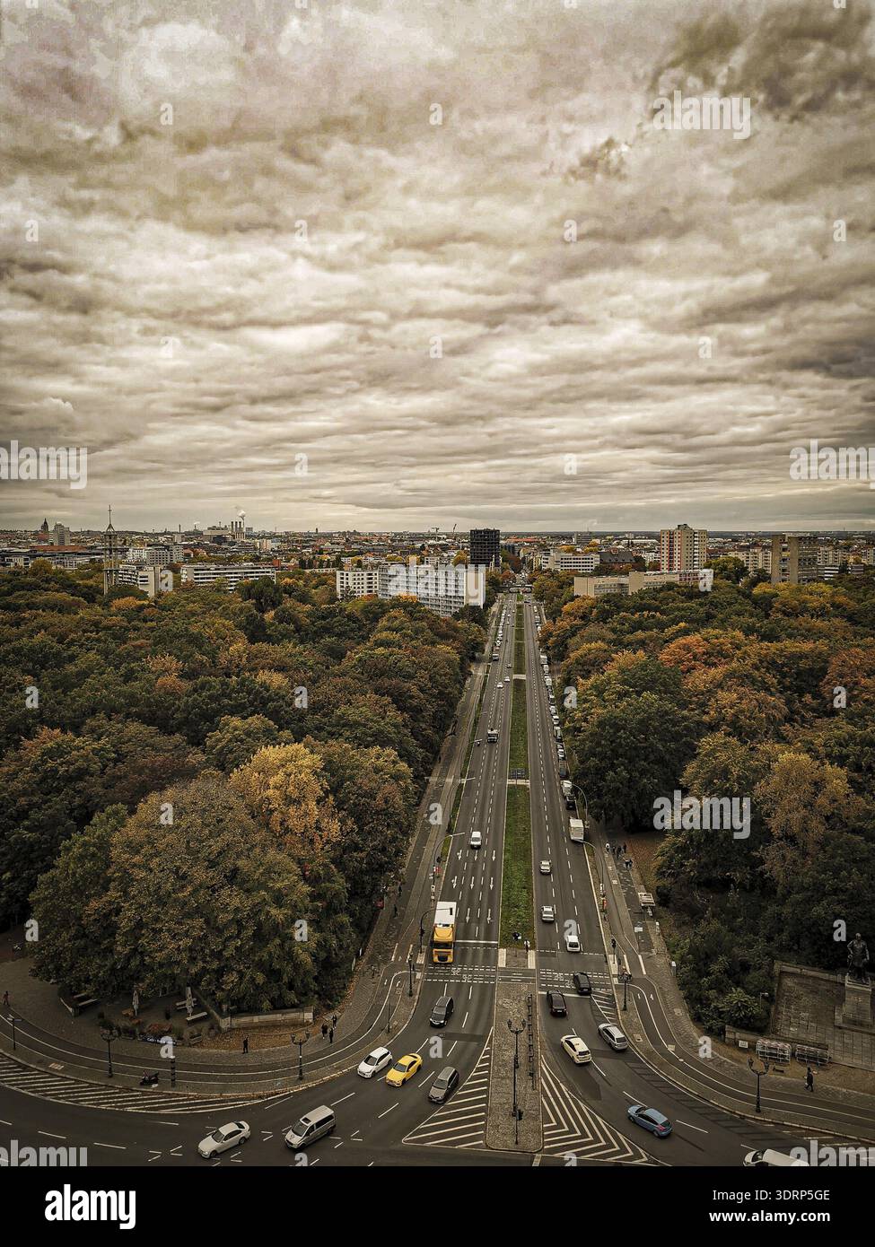 Ein Sepia-Blick auf die Berliner Straße im Herbst mit dramatischem Himmel, der eine nostalgische Atmosphäre vermittelt, Blick von der Siegessäule, Berlin Stockfoto