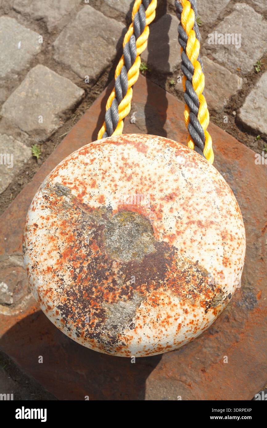 Schiffspoller anlegen, Schiffspoller im Hafen Stockfoto