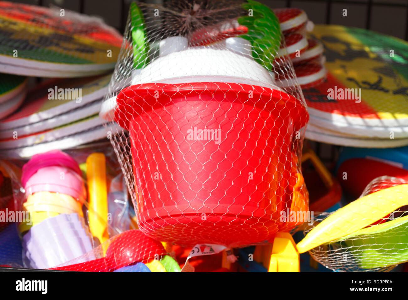 Eimer, Plastikspielzeug i Stockfoto