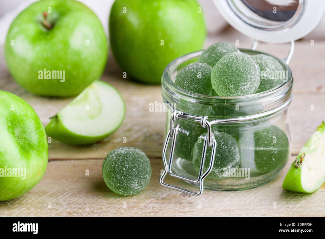 Apfel-grüne Marmelade-Bonbons in Zucker in einem Glas. Leckere selbstgemachte Gelee-Süßigkeiten. Gesundes Dessert für Feinschmecker. Selektiv f Stockfoto