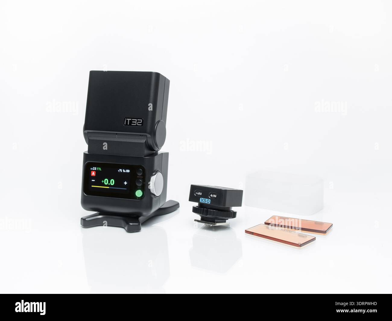 IT32 iFlash-Kamerablitz mit X5 TTL Wireless-Trigger, Magnetfiltern und Diffusor isoliert auf weißem Hintergrund Stockfoto