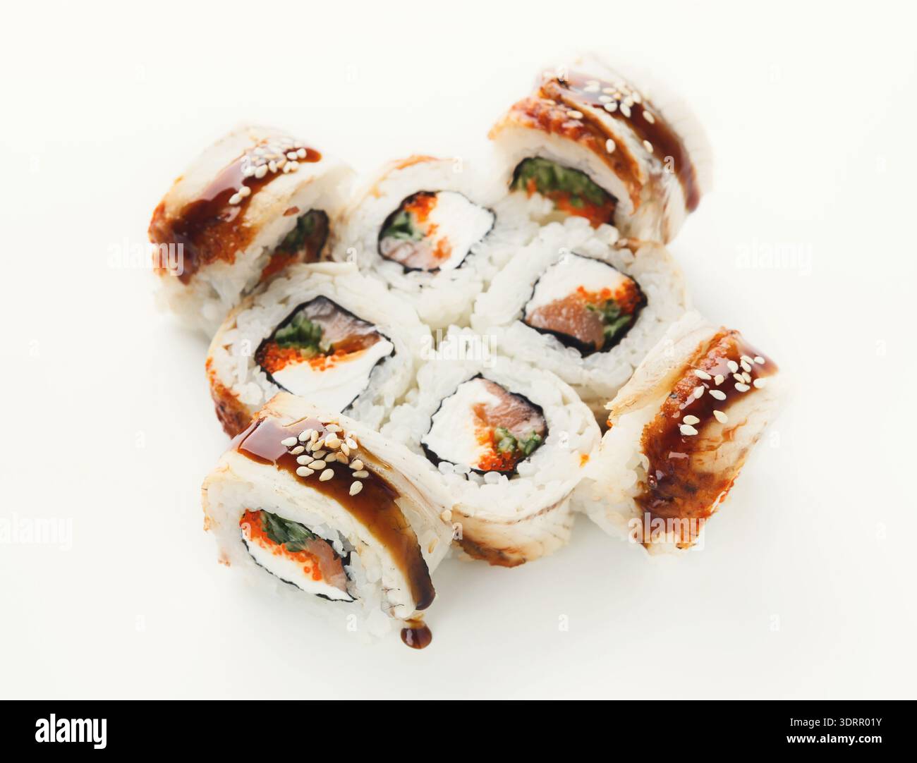 Verschiedene Sushi Rolls arrangiert in einer kreativen Collage auf weißem Hintergrund in einem Sushi Restaurant Stockfoto