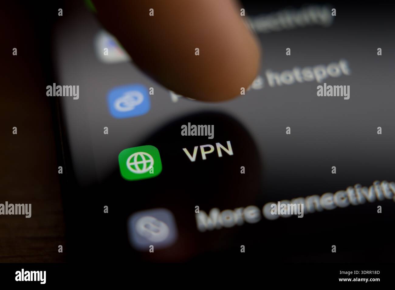 Smartphone-Bildschirm mit dem Menü VPN-Einstellungen, wobei der Mauszeiger über dem Symbol zeigt, was die Sicherheit des virtuellen privaten Netzwerks und anonymes Browsi darstellt Stockfoto