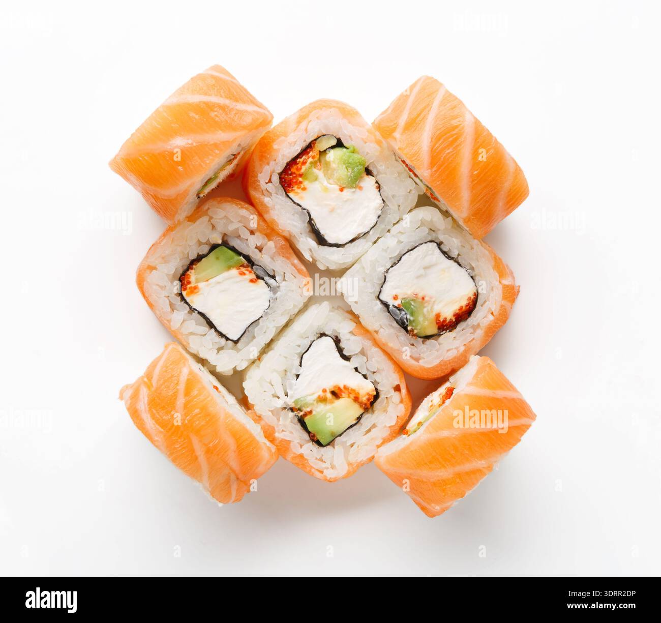 Sushi-Collage mit verschiedenen Rollen, die in einem dekorativen Muster auf einer weißen Oberfläche angeordnet sind Stockfoto