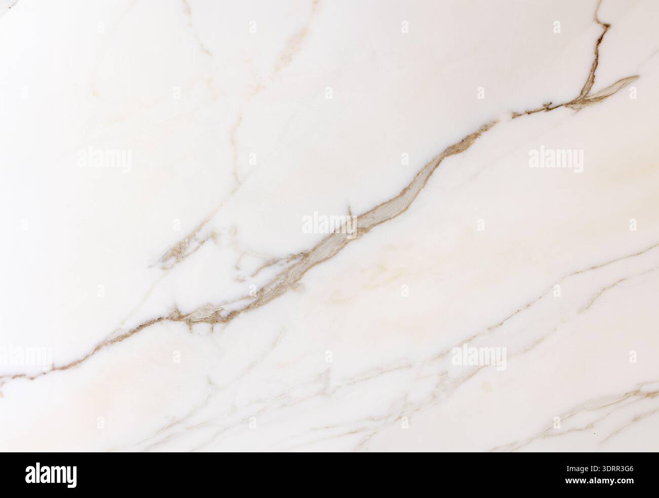 Das Bild zeigt eine Nahaufnahme einer weißen Marmoroberfläche mit natürlichen beigen und grauen Adern. Die organischen Linien schaffen ein elegantes und minimalistisches Muster, hig Stockfoto