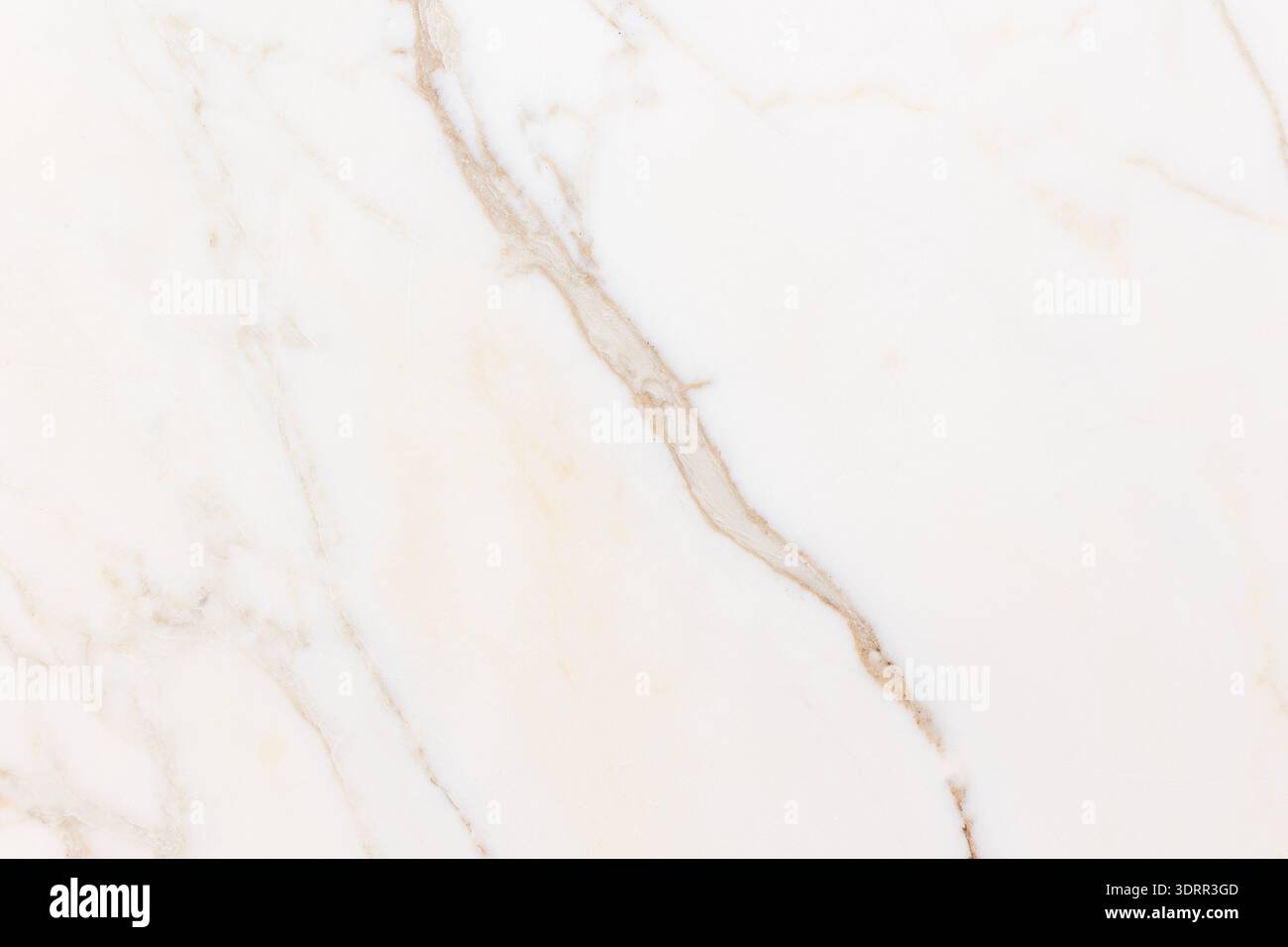 Das Bild zeigt eine Nahaufnahme einer weißen Marmoroberfläche mit natürlichen beigen und grauen Adern. Die organischen Linien schaffen ein elegantes und minimalistisches Muster, hig Stockfoto