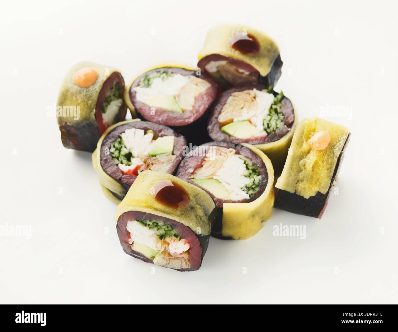 Creative Sushi Collage mit verschiedenen Rollen mit leuchtenden Farben und Texturen Stockfoto