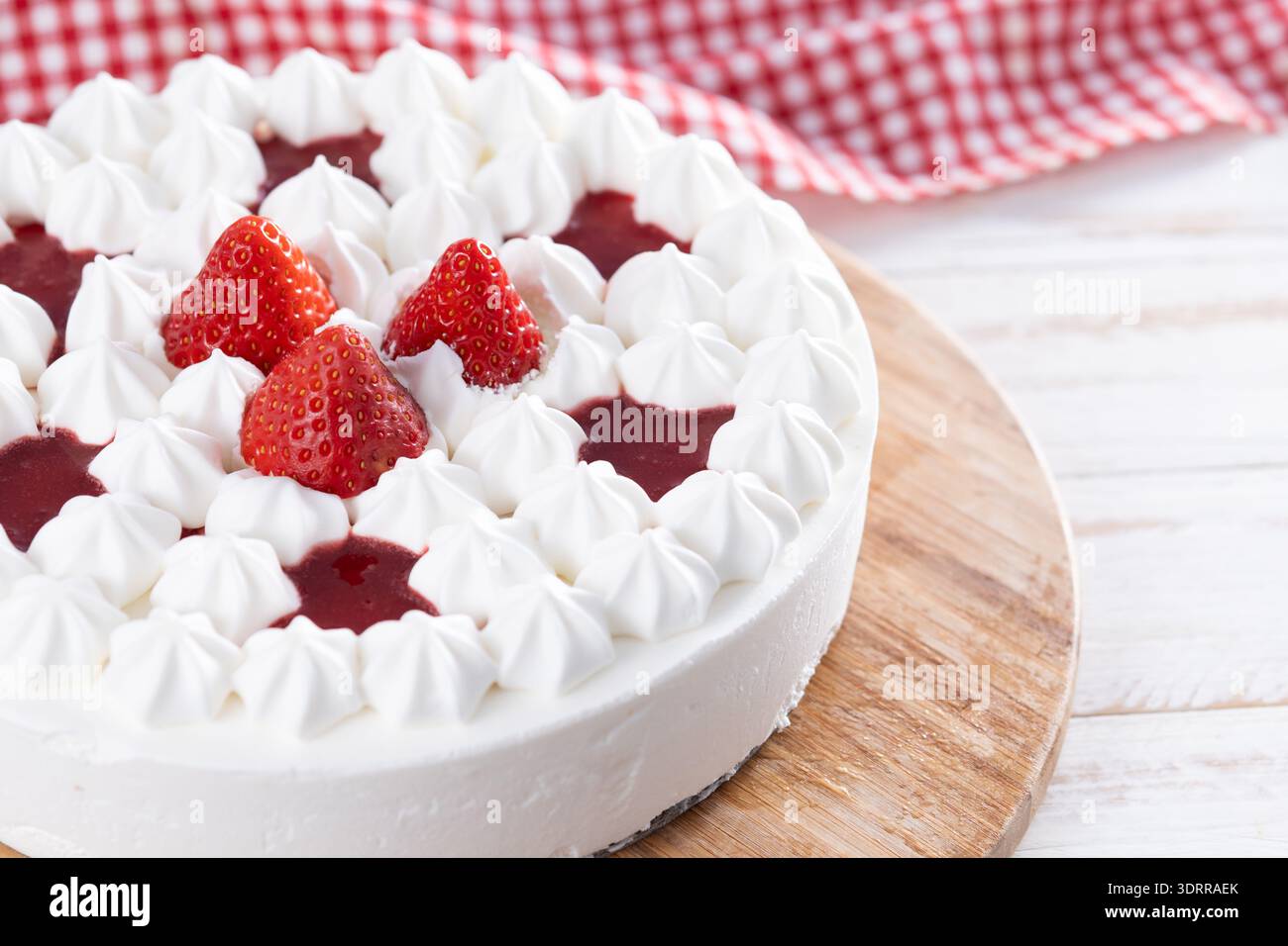 Frischer Erdbeerkuchen auf Holztisch Stockfoto
