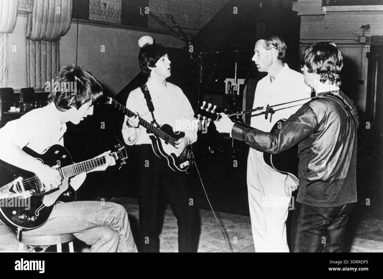 Publicity-Foto der Beatles mit Produzent George Martin im Studio in der Abbey Road. Nur John Lennon, George Harrison und Paul McCartney sind abgebildet. Stockfoto