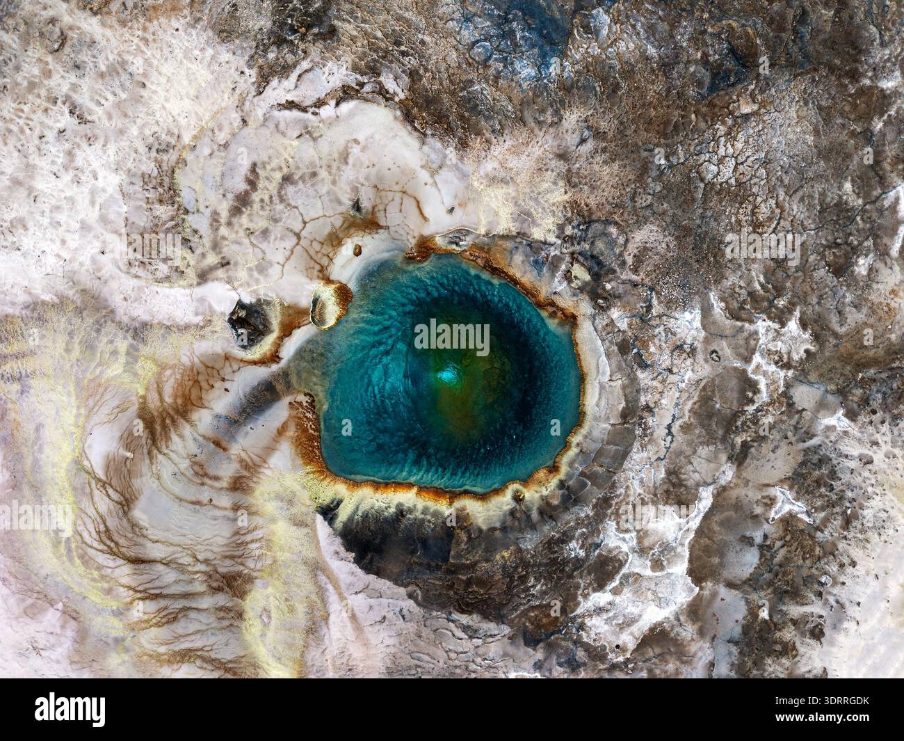Luftaufnahme einer farbenfrohen heißen Quelle im isländischen Hochland. Stockfoto