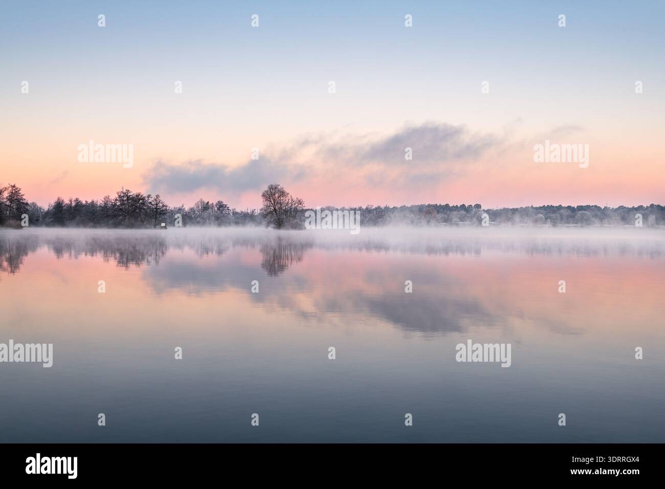 Ruhiges Wasser mit schönen Reflexen auf einem bayerischen See in Deutschland. Stockfoto