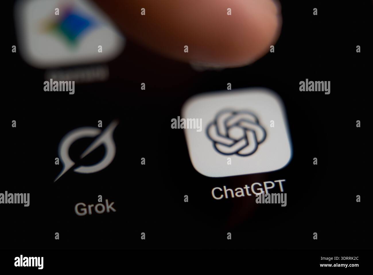 Nahaufnahme von ChatGPT- und Grok-App-Symbolen auf einem Smartphone-Bildschirm, die beliebte generative Chatbots künstlicher Intelligenz und virtuelles Zugeständnis zeigen Stockfoto