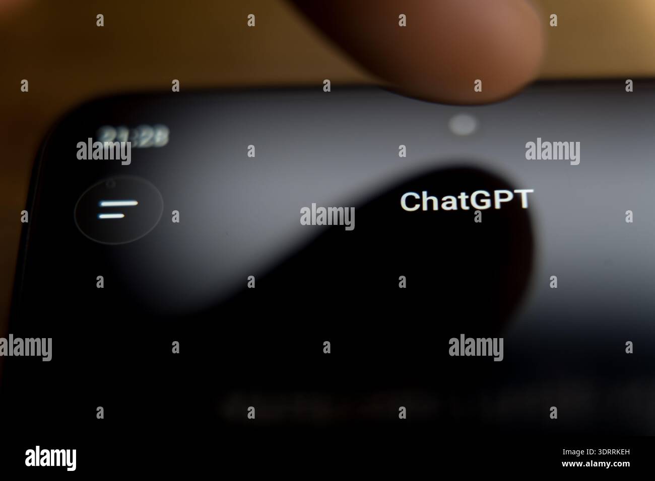 Die mobile ChatGPT-Anwendungsoberfläche auf einem Smartphone-Bildschirm zeigt den Hauptbildschirm des Chats mit einem Finger, der zum Tippen bereit ist, und veranschaulicht künstliche Verständlichkeit Stockfoto