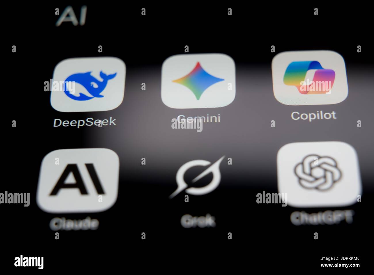 DeepSeek, Gemini, Copilot, Claude, Grok, und ChatGPT-Anwendungssymbole, die auf einem Smartphone-Bildschirm angezeigt werden, veranschaulichen das wettbewerbsfähige Ökosystem von lea Stockfoto