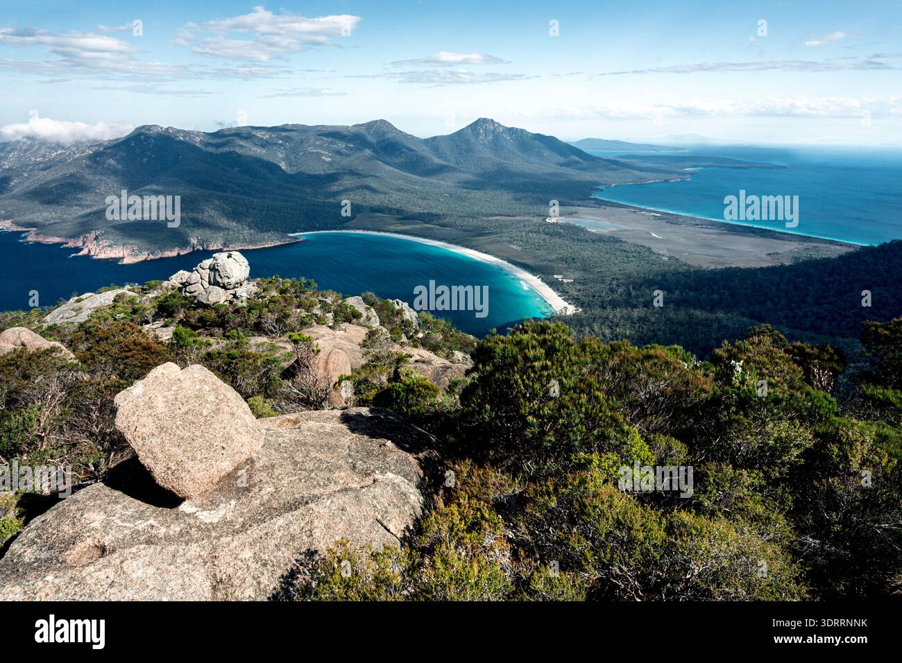Fantastischer Blick über die Wineglass Bay im Freycinet National Park. Stockfoto