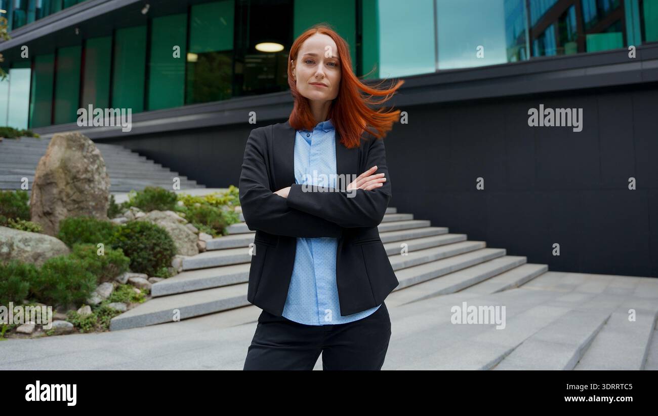Porträt zuversichtlich kaukasische Geschäftsfrau Führerin, die im Freien ausgibt Hände überkreuzte weibliche Frau ernsthaft mächtiges Mädchen Arbeitgeber Firma Chef CEO Manager Stockfoto
