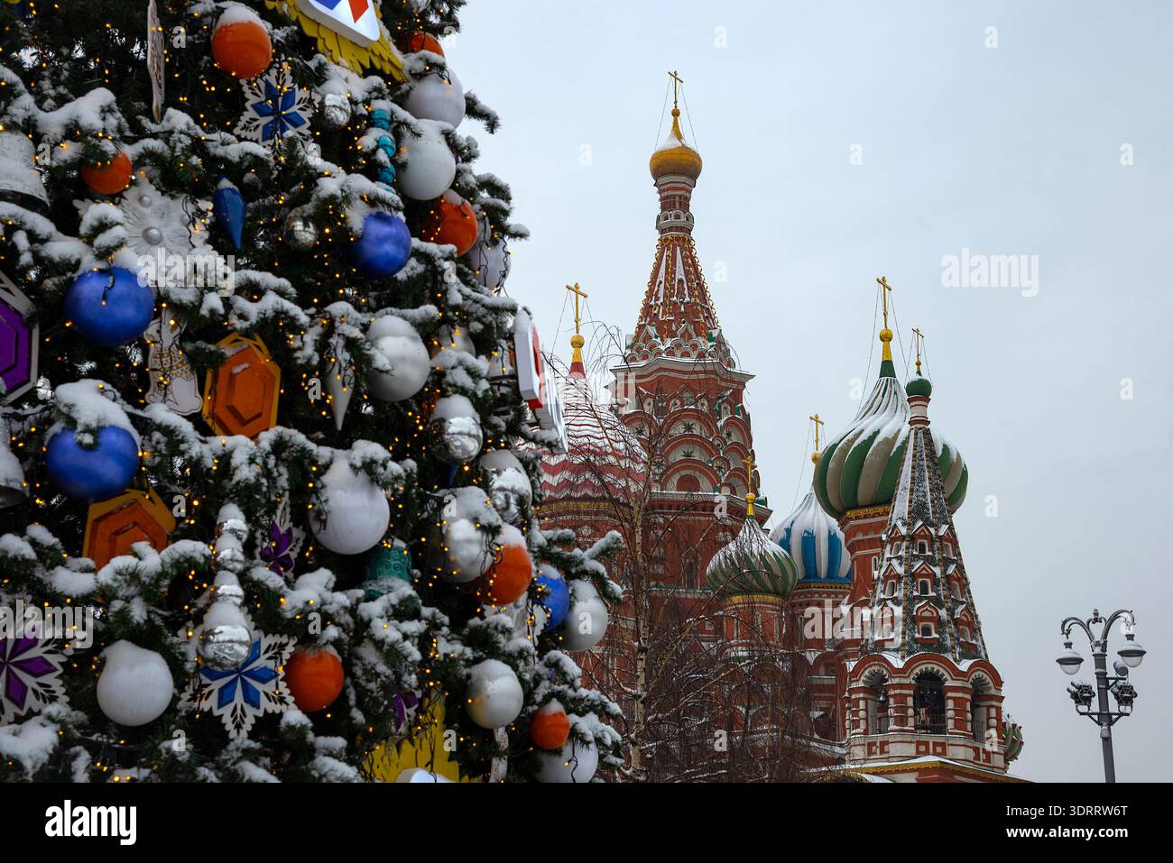 MOSKAU, RUSSLAND - 06. JANUAR 2024: Neujahrsbaum auf dem Hintergrund der Basilius-Kathedrale, Moskau Stockfoto