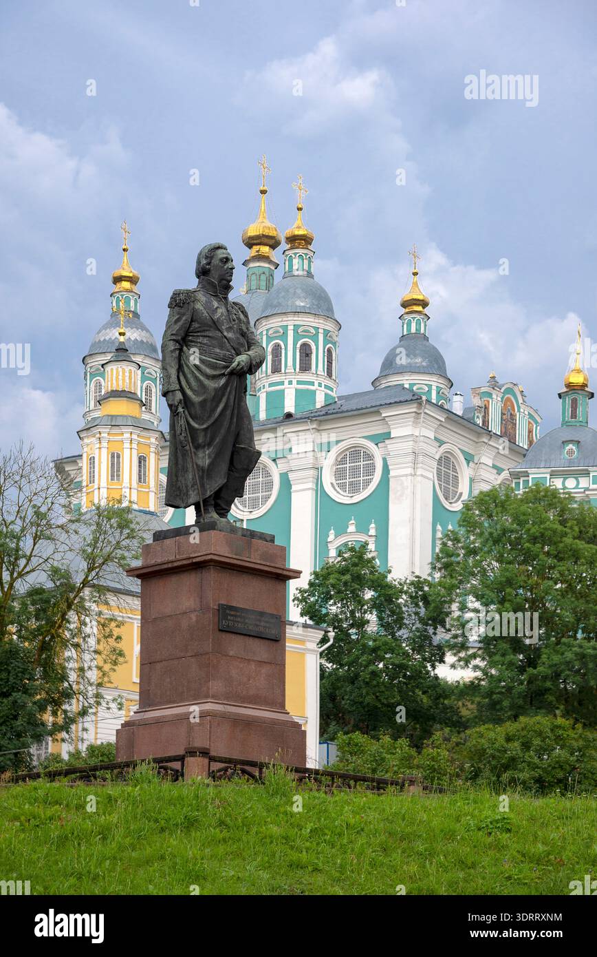 SMOLENSK, RUSSLAND - 12. JULI 2024: Denkmal für Kommandeur Kutuzov auf dem Hintergrund der Himmelfahrt-Kathedrale. Smolensk Stockfoto