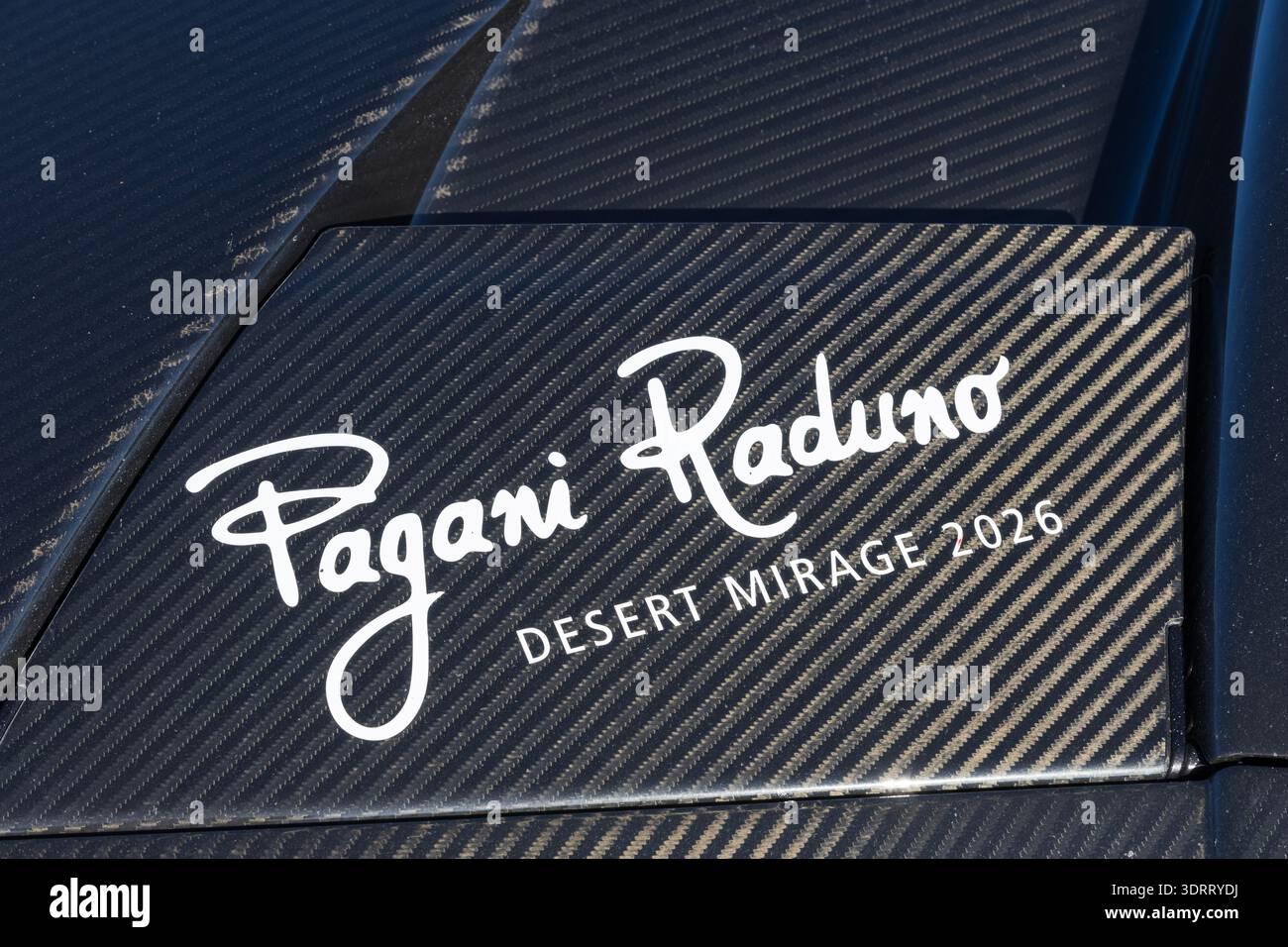 Die fortschrittliche Kohlefaser-Haube eines Pagani Huayra Roadsters beim Desert Mirage 2026 Rennen in Al Ula, Saudi Arabien Stockfoto