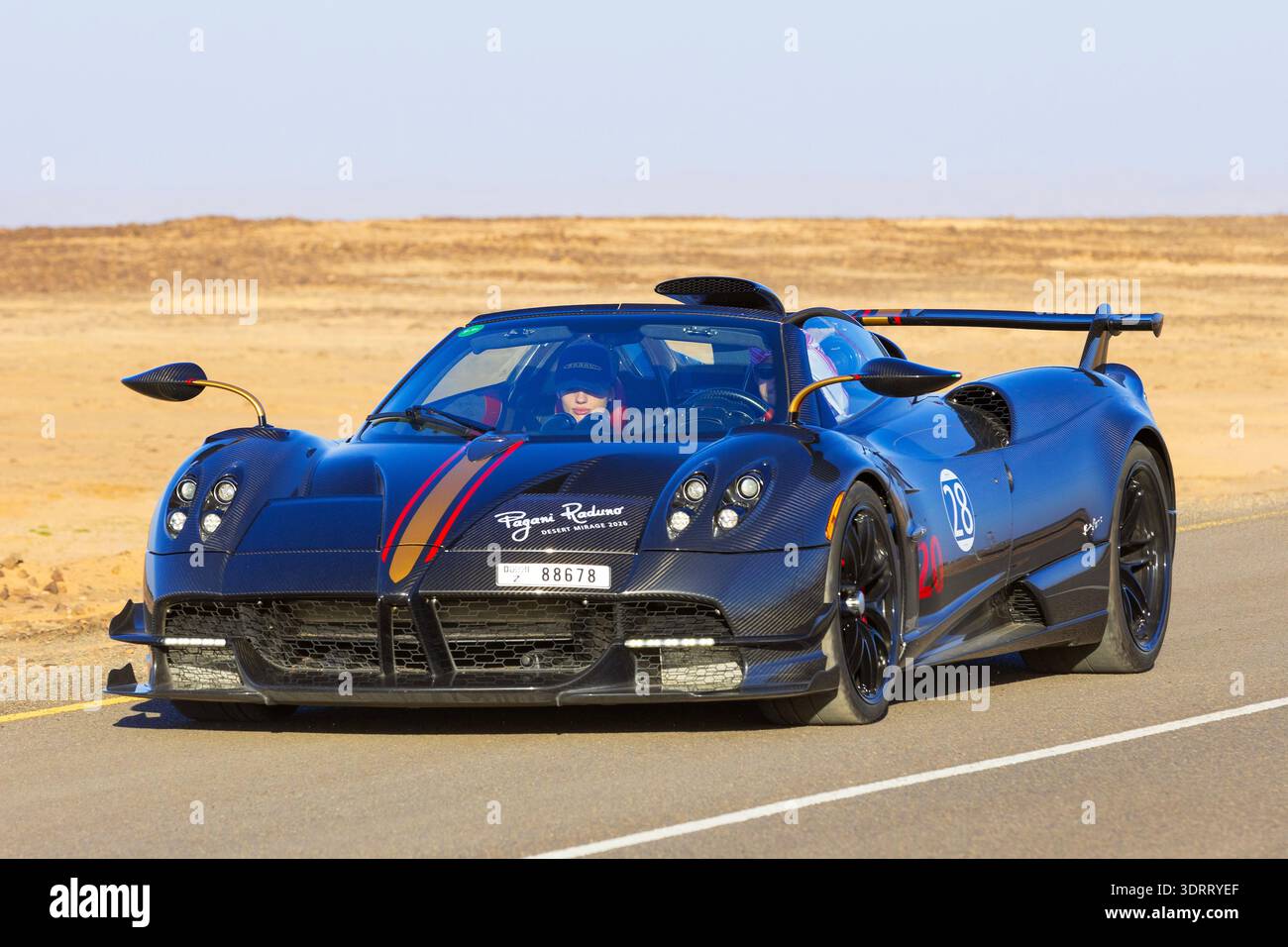 Ein Pagani Huayra Roadster beim Desert Mirage 2026 Rennen am Harrat Aussichtspunkt in Alula, Saudi-Arabien Stockfoto