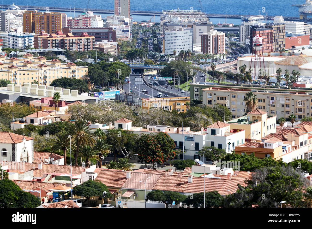 Blick auf somosierra und los llanos santa cruz de tenerife, während die Autobahn tf-5 sich den Docks der kanarischen Inseln spanien nähert Stockfoto