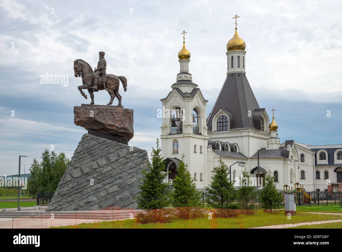 KEMEROWO, RUSSLAND – 31. AUGUST 2025: Denkmal für Kaiser Alexander III. In der Kirche der Auferstehung Christi. Kemerowo Stockfoto