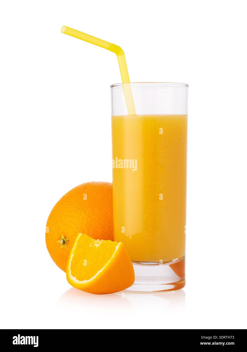 Ein erfrischendes Glas Orangensaft mit Fruchtfleisch, einer Scheibe und einer ganzen Orange, isoliert auf weißem Hintergrund. Originalfoto, nicht von KI generiert Stockfoto