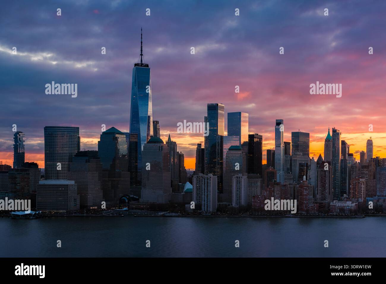 Blick aus der Vogelperspektive auf die Skyline von Lower Manhattan bei Sonnenaufgang mit den Wolkenkratzern des World Trade Center und des Financial District. Sonnenaufgang in New York City, USA Stockfoto