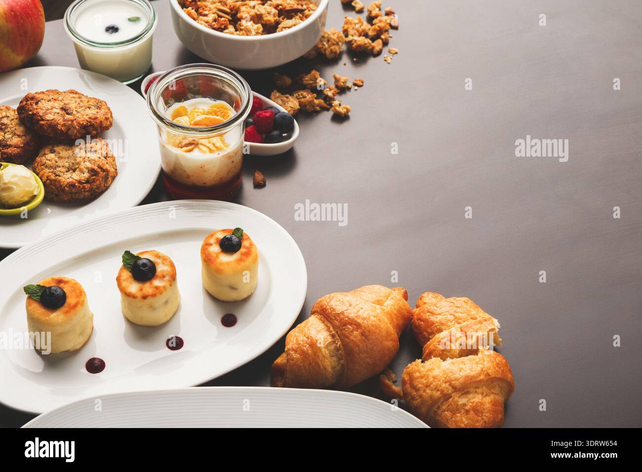 Collage verschiedener Lebensmittel auf einem Tisch, einschließlich Desserts und Snacks Stockfoto